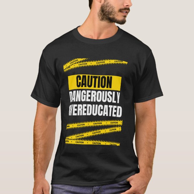 Camiseta Cautela Engraçada Perigosamente Supereducada (Frente)