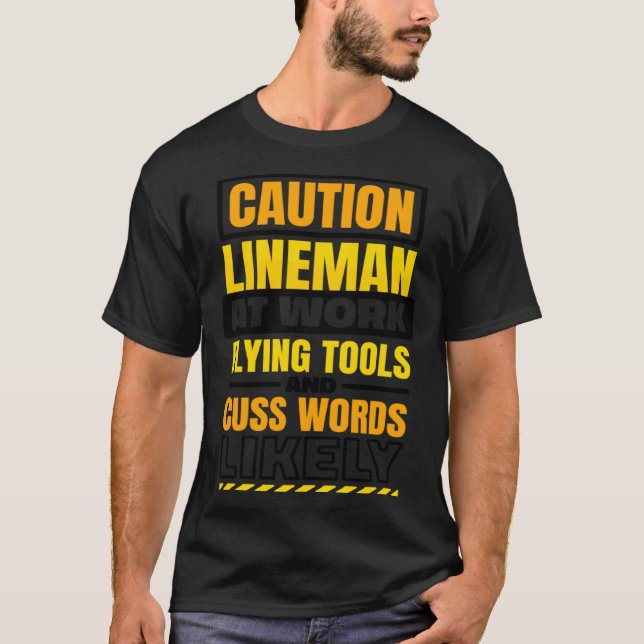 Camiseta Caution Lineman At Work Flying Tools Lineman Linem (Frente)