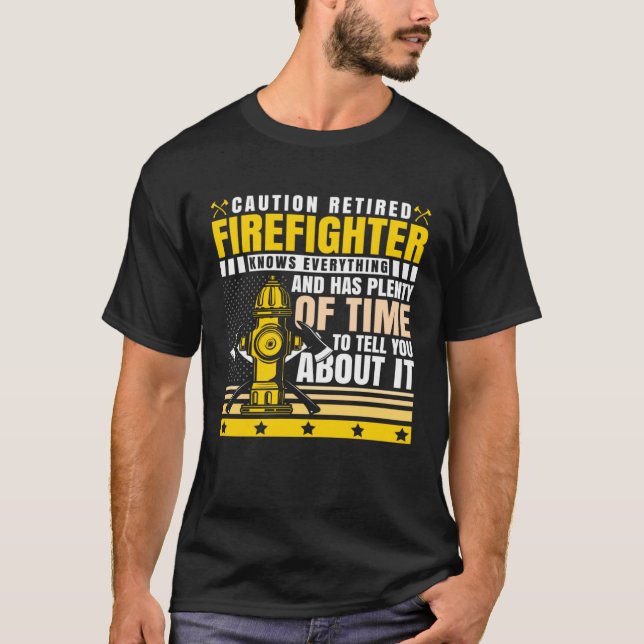 Camiseta Caution Retired Firefighter Knows everything (Frente)
