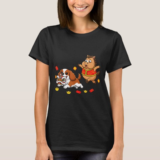 Camiseta Cavaleiro Chinês Cavalo Charles Spaniel Feliz  (Frente)