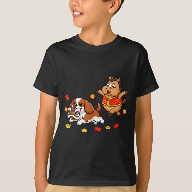 Camiseta Cavaleiro Spaniel King Charles Chinês Feliz  (Frente)