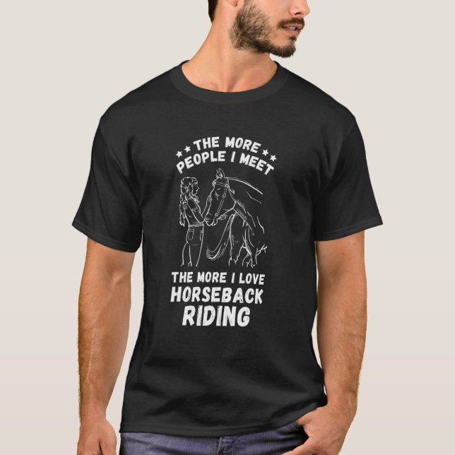 Camiseta Cavalgando Quanto Mais Pessoas Corrida de Cavalos  (Frente)