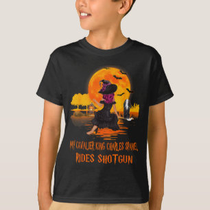 Camiseta Cavalier Anda de Espingarda Cachorro e Bruxa Engra