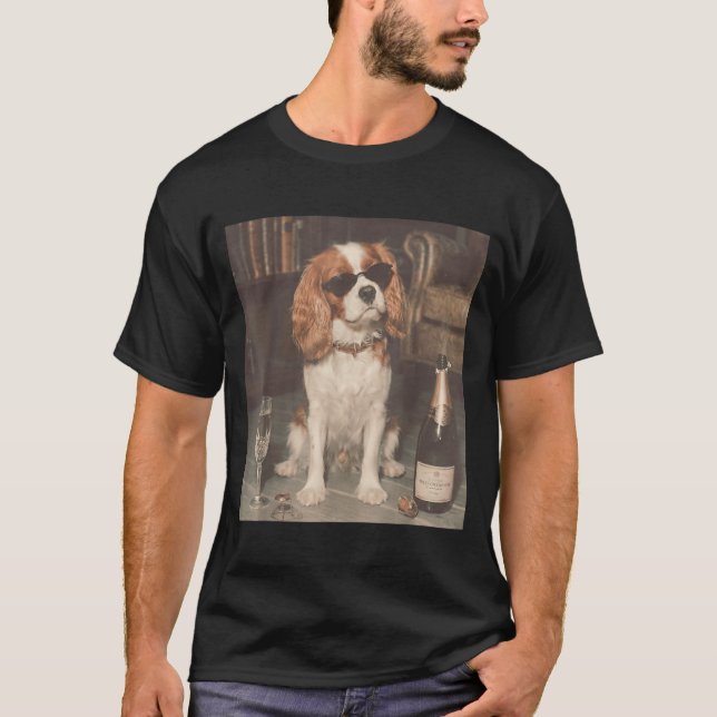 Camiseta Cavalier King Charles Bebendo Champanhe Engraçado (Frente)