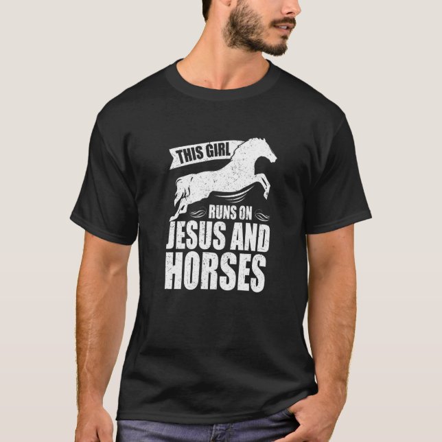 Camiseta Cavalo Andando Essa Garota Funciona Com Jesus E Ca (Frente)