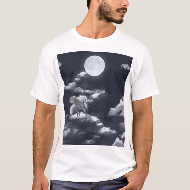 Camiseta Cavalo branco alado: céu iluminado pela lua. (Frente)