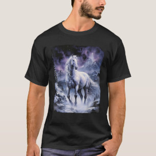 Camiseta Cavalo branco lindo em pé em uma colina nevada por