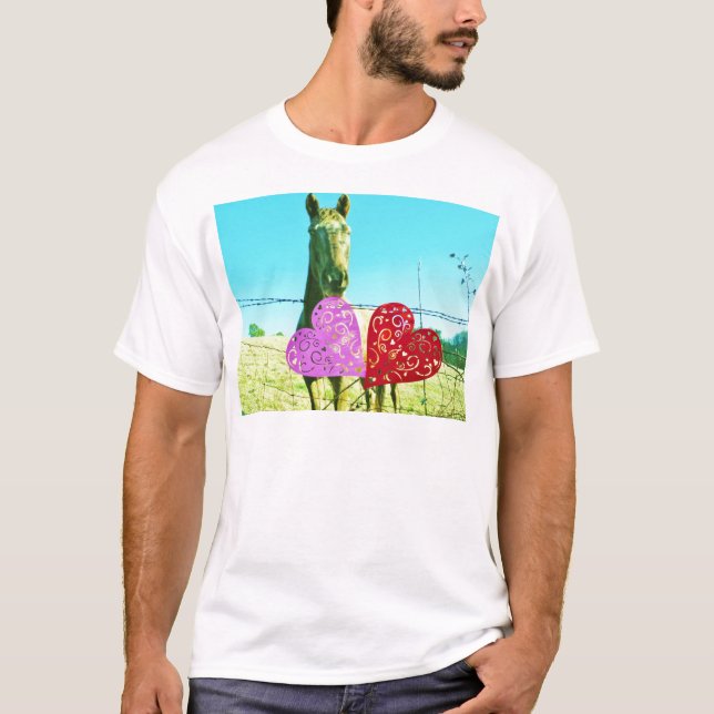 Camiseta Cavalo loiro e corações cor-de-rosa e vermelhos (Frente)