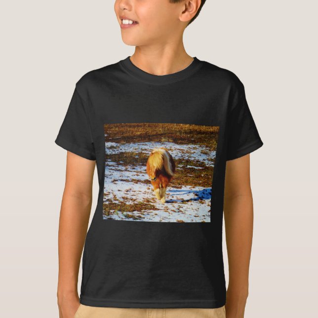 Camiseta Cavalo marrom e minúsculo creme na neve. (Frente)