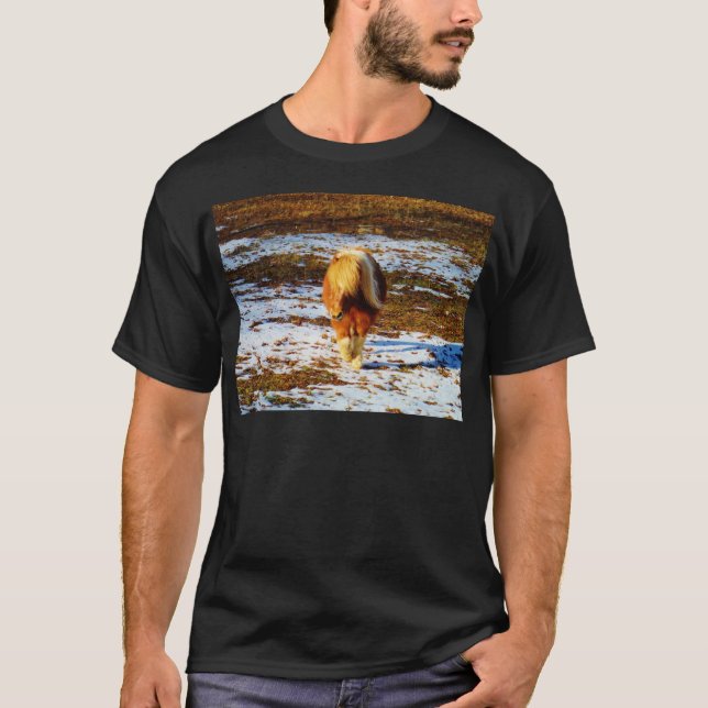 Camiseta Cavalo marrom e minúsculo creme na neve. (Frente)