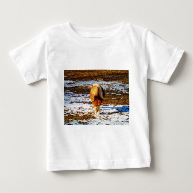 Camiseta Cavalo marrom e minúsculo creme na neve. (Frente)