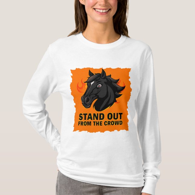 Camiseta Cavalo Preto Com Texto Se Destaca Da Multidão (Frente)