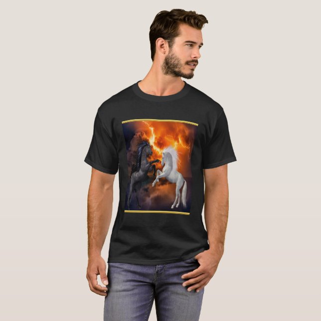 Camiseta Cavalos que lutam em uma tempestade má do (Frente Completa)