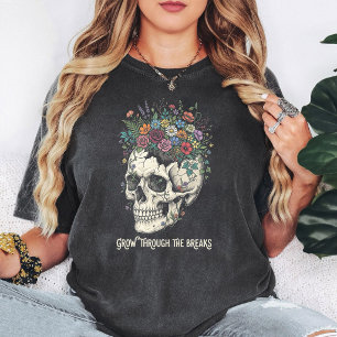 Camiseta Caveira Com Flores "Cresça Através das Rachaduras"