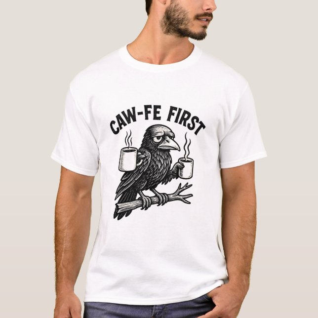 Camiseta Caw-Fe First Grumpy Raven Coffee Humor Design (Frente)