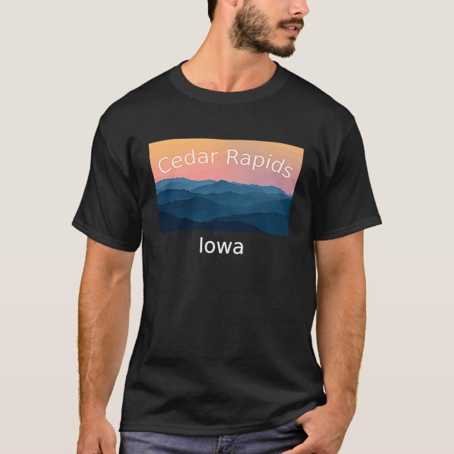 Camiseta Cedar Rapids Iowa Mountain sunset hometown (Frente)