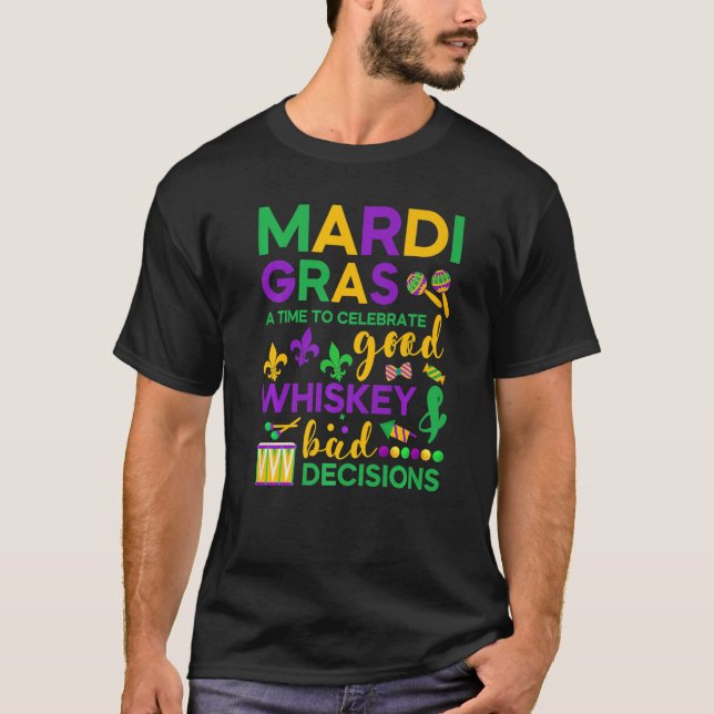 Camiseta Celebrar o Bom Whiskey Mau Partido Mardi Gras (Frente)