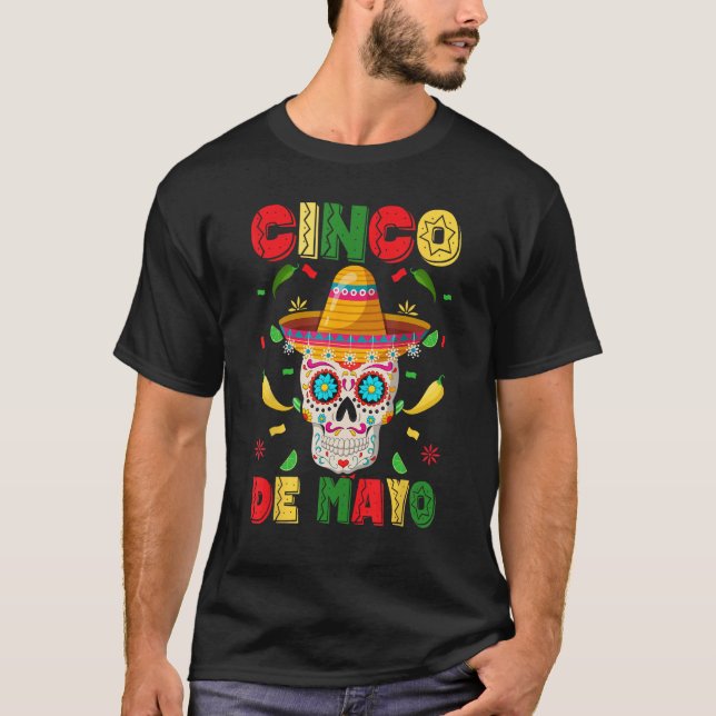 Camiseta Celebrate Cinco de Mayo with a Sugar Skull Sombrer (Frente)