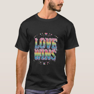 Camiseta Celebre o Amor Vence em Cores Arco-íris Orgulho Po