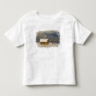 Camiseta Celeiro rústico e fardos de feno após uma neve fre