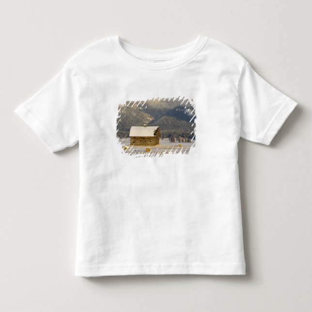 Camiseta Celeiro rústico e fardos de feno após uma neve fre (Frente)