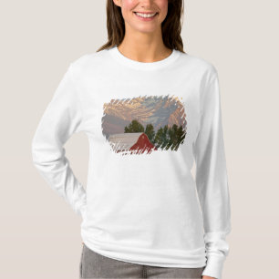 Camiseta Celeiro vermelho brilhante contra as Montanhas Mis