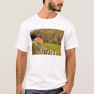 Camiseta Celeiro vermelho e fileira de cercas ao longo da B