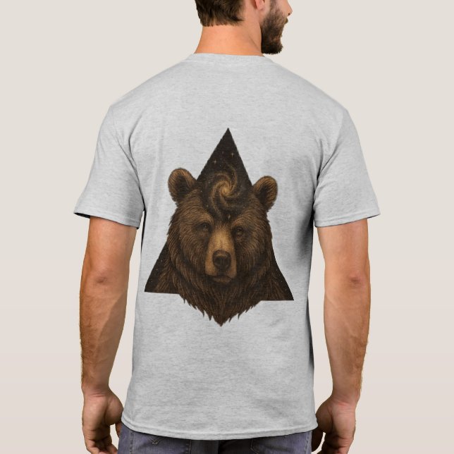 Camiseta CELESTIAL INSTINCT – The Bear Who Holds the Stars (Verso)