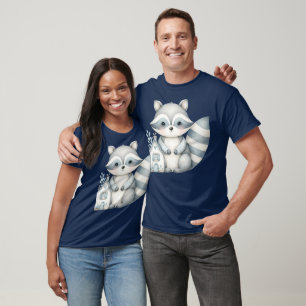 Camiseta Cena Caprichosa de Guaxinim Noturno em Cabana na F