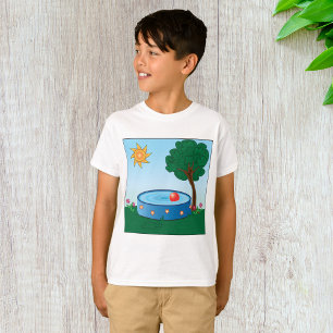 Camiseta Cena de Piscina no Quintal das Crianças com Árvore