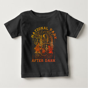 Camiseta Cena Retro de Acampamento com Pé Grande, Alien e U