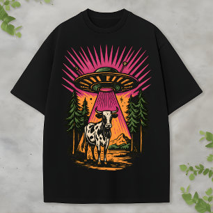 Camiseta Cena Retro de Vaca Alienígena na Floresta com OVNI
