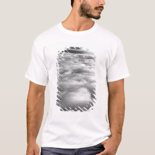 Camiseta Cenário de nuvens assustador ao nascer do sol.