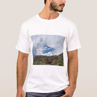 Camiseta Cenário de Paisagem de Montanha com Edifícios Verm