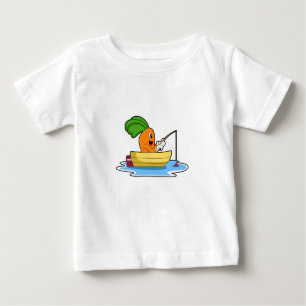 Camiseta Cenoura no barco à pesca com vara de pesca