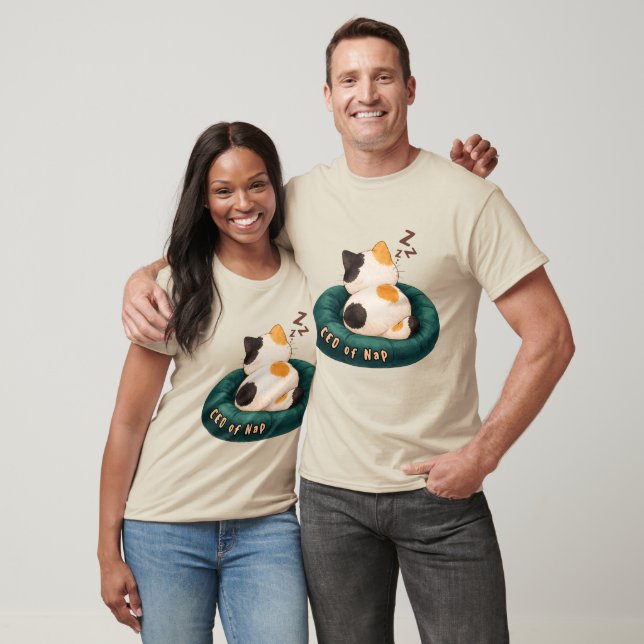 Camiseta "CEO da Soneca" Gato Dormindo no Sofá (Unissex)