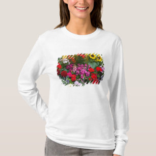 Camiseta Cerca de estacas amarelas com jardim de flores em