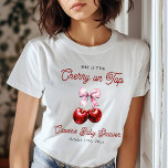 Camiseta Cereja Moderna no Chá de fraldas Rosa Superior<br><div class="desc">Celebre em estilo com a nossa coleção de Chás de fraldas Modernos de Cereja no Topo do Rosa. Este encantador conjunto apresenta um design de cereja lúcido, acentuado por um delicado arco rosa, trazendo um toque doce e sofisticado ao seu chá de fraldas. De convites e cartas de obrigado a...</div>