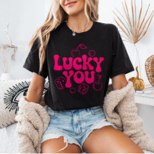 Camiseta Cerejas e Dados Rosa Vibrante y2k Sortudo Você