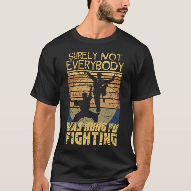 Camiseta Certamente Nem Todos Eram Engraçados Por Kungfu (Frente)