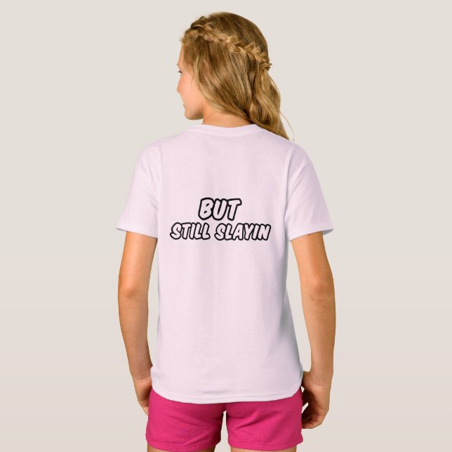 Camiseta Certificado Delulu mas Ainda Mandando Bem (Parte Traseira Completa)