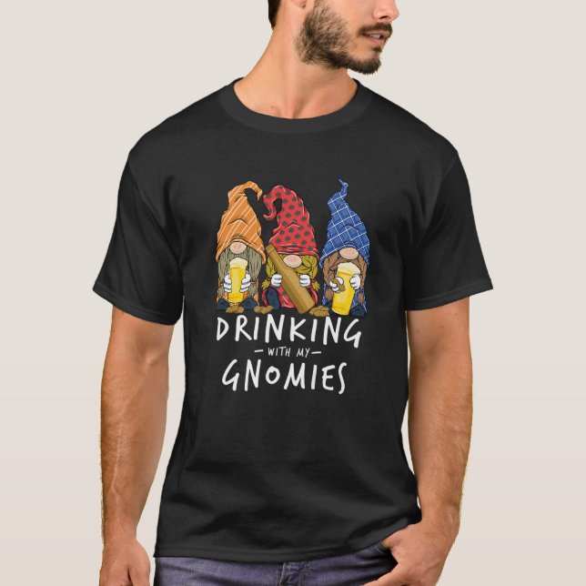 Camiseta Cerveja Gnomos Bebendo Com Meu Bebendo De Cerveja (Frente)
