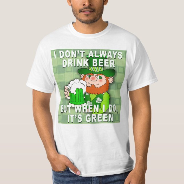 Camiseta Cerveja Verde para Humor de Memória do Dia de São  (Frente)