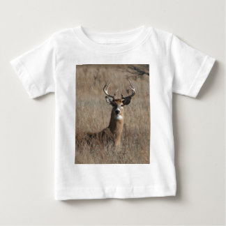 Camiseta Cervos grandes do fanfarrão do troféu na grama