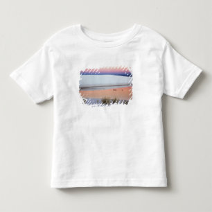 Camiseta Céu do crepúsculo refletido em poça de água de