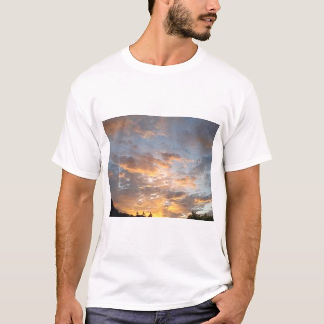 Camiseta Céu do Pôr do Sol Com Nuvens Quentes Sobre o Horiz (Frente)