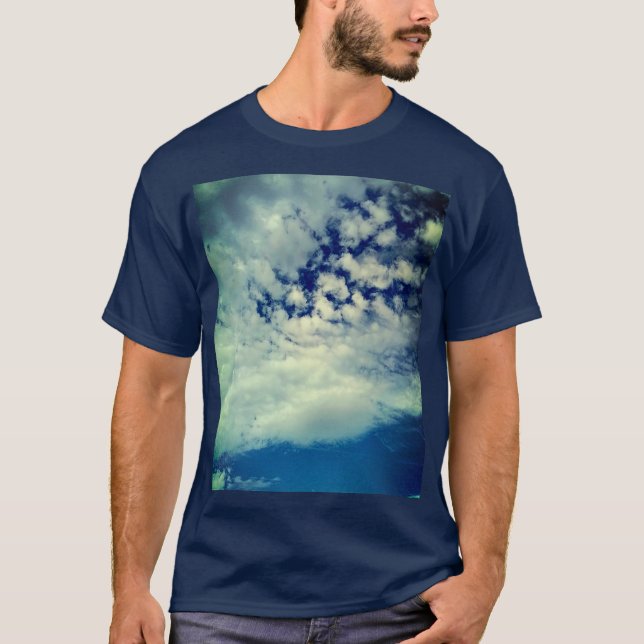 Camiseta Céu escuro, espiando pelas nuvens (Frente)