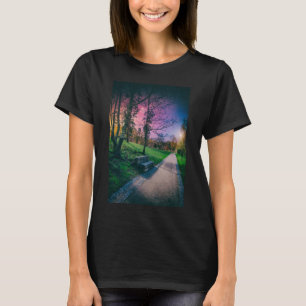 Camiseta Céu noturno mágico num parque com céu colorido