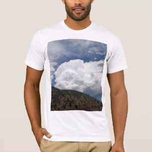 Camiseta Céu Nublado Sobre Colinas Onduladas Com Encosta Fl
