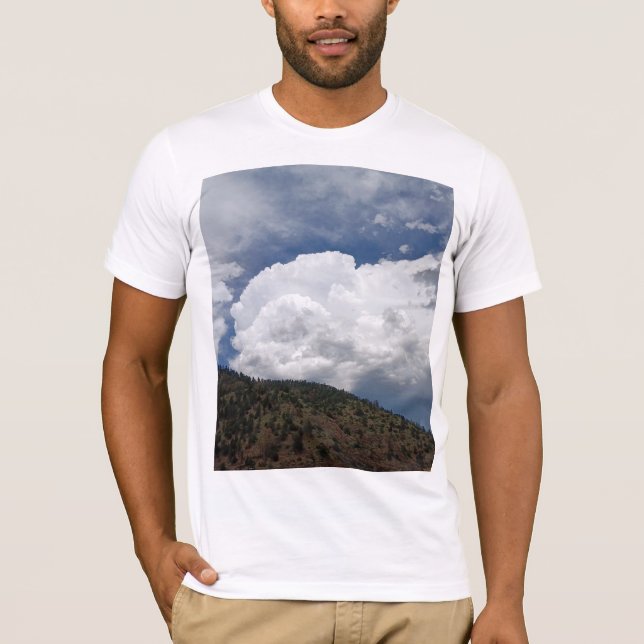 Camiseta Céu Nublado Sobre Colinas Onduladas Com Encosta Fl (Frente)